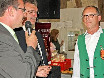Er liebt die Blasmusik, aber eher die leisen Töne: Dennoch stand Vorsitzender Franz Pohley (rechts) bei den Ehrungen durch Musikbund-Kreisvorsitzender Peter Detsch (links) und Bürgermeister Helmut Dietz im Mittelpunkt. Fotos: Ralf Kestel
