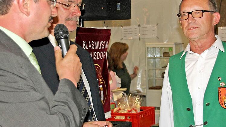 Er liebt die Blasmusik, aber eher die leisen Töne: Dennoch stand Vorsitzender Franz Pohley (rechts) bei den Ehrungen durch Musikbund-Kreisvorsitzender Peter Detsch (links) und Bürgermeister Helmut Dietz im Mittelpunkt. Fotos: Ralf Kestel
