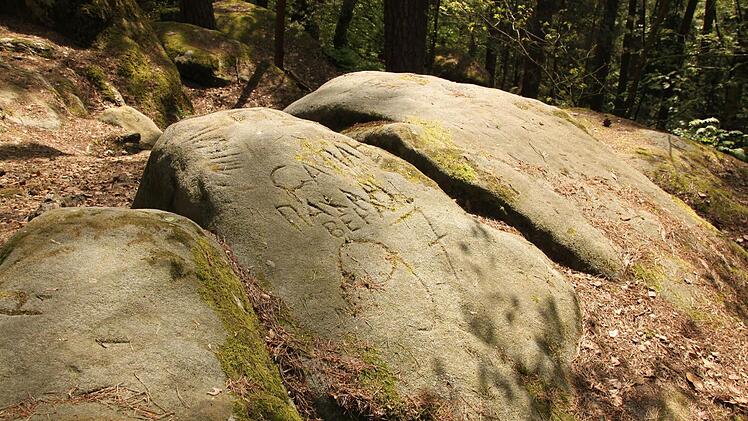 Manche Felsen sind mit dem Meißel bearbeitet. Der wahre Naturfreund sollte solche künstlerischen Eingriffe aber lassen. Foto: Matthias Einwag