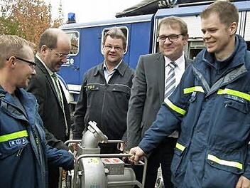 Der Präsident des Kissinger Rotary-Clubs, Jochen Köllmer (2. v.l.) und Schatzmeister Werner Klöffel (2. v.r.) überreichten eine Schmutzwassertauchpumpe. Es freuen sich THW-Ortsbeauftragter Andreas Kiesel (M.), Zugführer Dominik Fichte (l.) und Gruppenführer Sebastian Sebald (r.).