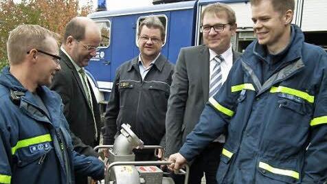Der Präsident des Kissinger Rotary-Clubs, Jochen Köllmer (2. v.l.) und Schatzmeister Werner Klöffel (2. v.r.) überreichten eine Schmutzwassertauchpumpe. Es freuen sich THW-Ortsbeauftragter Andreas Kiesel (M.), Zugführer Dominik Fichte (l.) und Gruppenführer Sebastian Sebald (r.).