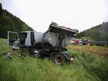 Völlig verdreht kam der Lkw auf der Wiese zum Stehen.  Foto: Hendrik Steffens