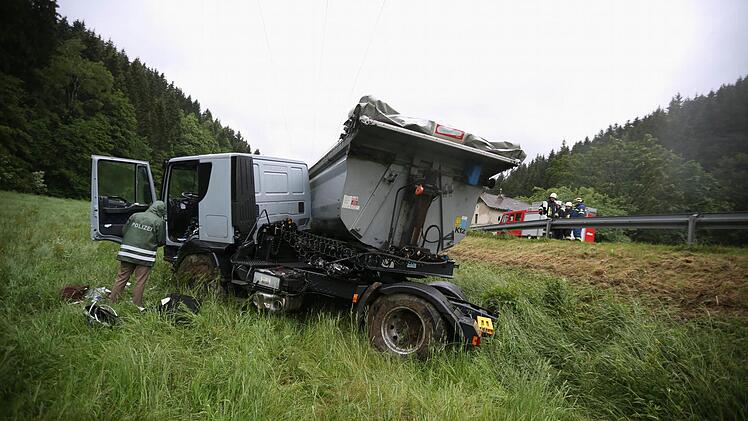 Völlig verdreht kam der Lkw auf der Wiese zum Stehen.  Foto: Hendrik Steffens