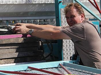 Dass die meisten Teile seines Fahrgeschäftes "Flip Fly" mit dem Anhänger verbunden sind, hält Thomas Clauß für eine deutliche Erleichterung beim Abbau. Dennoch sind er und seine drei Mitarbeiter rund acht Stunden damit beschäftigt. Foto: Marco Meißner