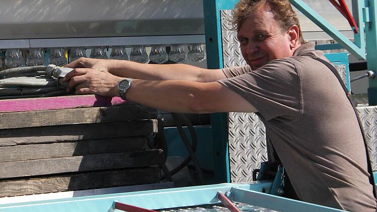 Dass die meisten Teile seines Fahrgeschäftes "Flip Fly" mit dem Anhänger verbunden sind, hält Thomas Clauß für eine deutliche Erleichterung beim Abbau. Dennoch sind er und seine drei Mitarbeiter rund acht Stunden damit beschäftigt. Foto: Marco Meißner