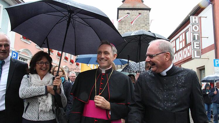 Erzbischof Georg Gänswein, Präfekt des Päpstlichen Haushaltes von papst Franziskus und Benedikt XVI., wurde bei seinem Besuch in Höchstadt herzlich empfangen. Foto: Christian Bauriedel