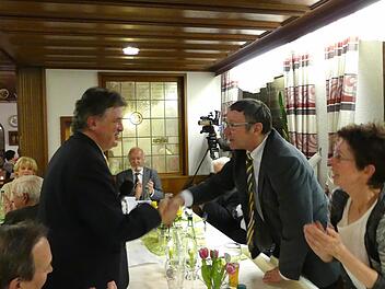 Landrat Klaus Peter Söllner gratuliert einem Freund. Foto: Dieter Hübner