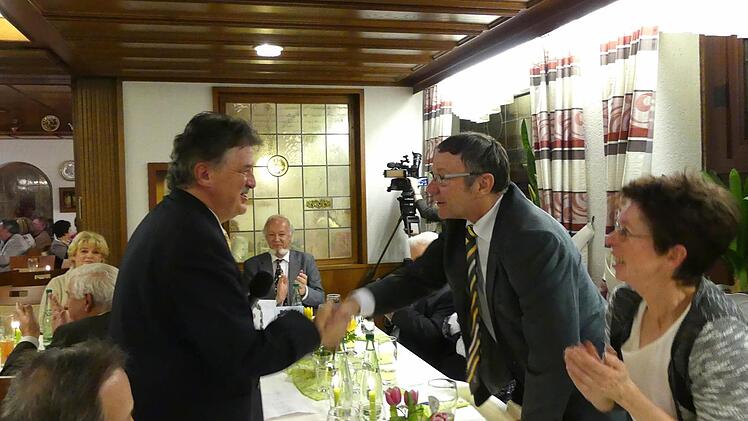 Landrat Klaus Peter Söllner gratuliert einem Freund. Foto: Dieter Hübner