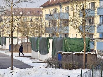 Die Container auf dem Gelände der Aufnahmeeinrichtung Oberfranken im Bamberger Osten stehen derzeit auf den Parkplätzen vor den Unterkünften. Sie sollen laut Auskunft der Regierung in den kommenden Wochen an ihre endgültigen Standorte kommen. Foto: Ronald Rinklef