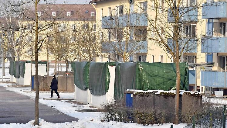 Die Container auf dem Gelände der Aufnahmeeinrichtung Oberfranken im Bamberger Osten stehen derzeit auf den Parkplätzen vor den Unterkünften. Sie sollen laut Auskunft der Regierung in den kommenden Wochen an ihre endgültigen Standorte kommen. Foto: Ronald Rinklef