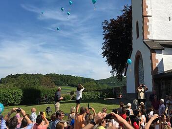 Am Ende des Gottesdienstes in Schondra ließ jedes Kind einen Ballon mit einem Lobkärtchen fliegen.  Foto: Gerhard Schmitt