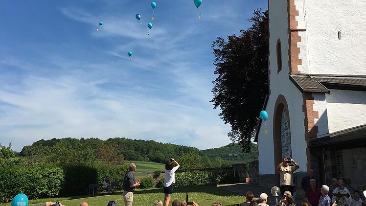 Am Ende des Gottesdienstes in Schondra ließ jedes Kind einen Ballon mit einem Lobkärtchen fliegen.  Foto: Gerhard Schmitt