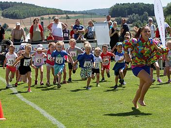 Mit einem jungen weiblichen Clown an der Spitze liefen die Bambini noch begeisterter los. Fotos: Günther Geiling