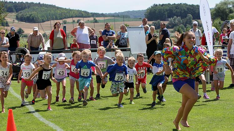 Mit einem jungen weiblichen Clown an der Spitze liefen die Bambini noch begeisterter los. Fotos: Günther Geiling
