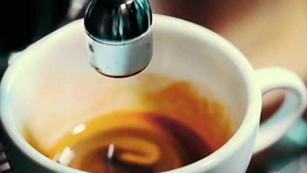 In Kaffeemaschinen leben so viele Bakterien wie im Ausguss. Vor allem Tank, Schläuche und Düsen wimmeln vor Keimen.  Screenshot: glomex