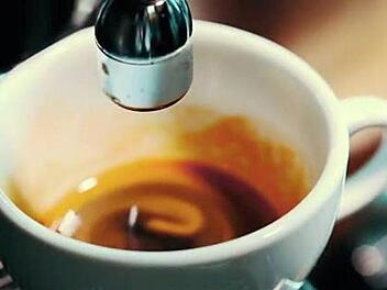 In Kaffeemaschinen leben so viele Bakterien wie im Ausguss. Vor allem Tank, Schläuche und Düsen wimmeln vor Keimen.  Screenshot: glomex