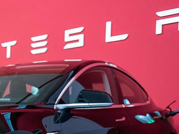 In vielen Städten müssen Fahrer von E-Autos auf öffentlichen Flächen keine Parkgebühr zahlen. Echt abgefahren. Auch Tesla-Fahrer werden hofiert.  Foto: Silas Stein/dpa