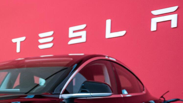 In vielen Städten müssen Fahrer von E-Autos auf öffentlichen Flächen keine Parkgebühr zahlen. Echt abgefahren. Auch Tesla-Fahrer werden hofiert.  Foto: Silas Stein/dpa