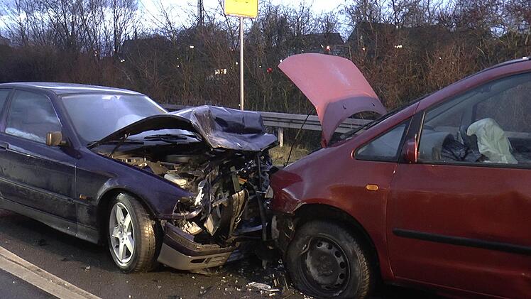Auf die Gegenfahrbahn geraten ist auf der Nordtangente in Haßfurt eine junge Frau mit ihrem BMW (links), der in der Folge mit einem Seat frontal zusammenstieß. Christian Licha