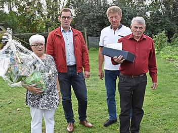 Dora und Jakob Preißinger am Tag ihrer Goldenen Hochzeit mit Bürgermeister Jürgen Gäbelein (hinten links) und Werner Kiesewetter (hinten rechts) vom Kleintierzuchtverein Foto: Thomas Micheel