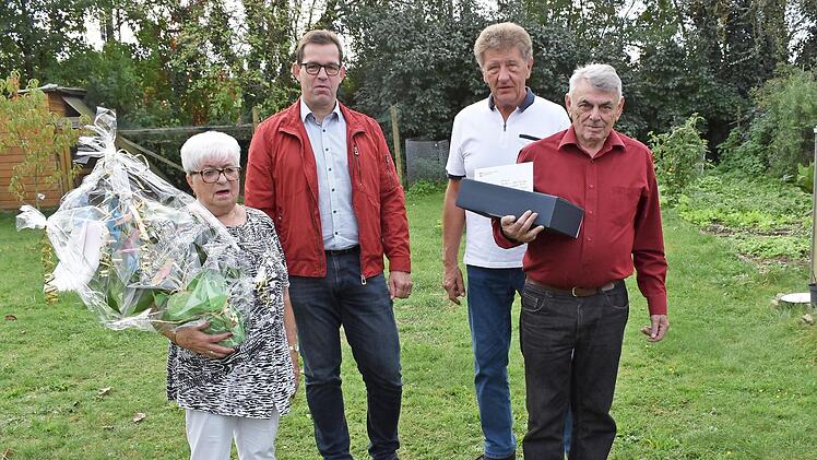 Dora und Jakob Preißinger am Tag ihrer Goldenen Hochzeit mit Bürgermeister Jürgen Gäbelein (hinten links) und Werner Kiesewetter (hinten rechts) vom Kleintierzuchtverein Foto: Thomas Micheel