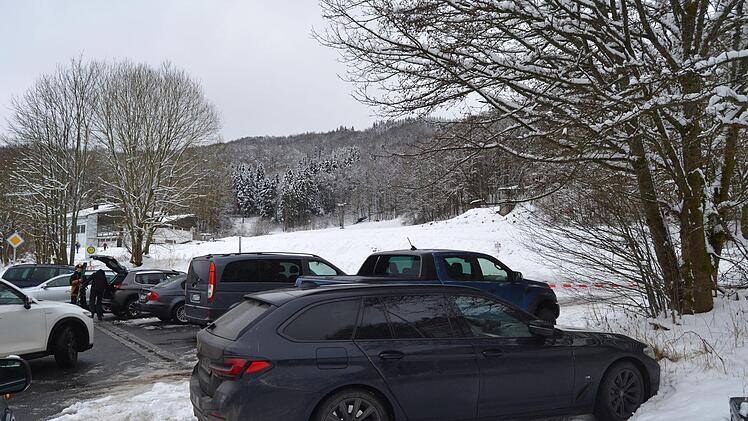 Am Dreikönigstag blockierten Autos die Zufahrt zum Feuerberglift. Foto: Johannes Schlereth