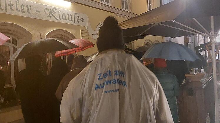 Regenponcho mit Botschaft...