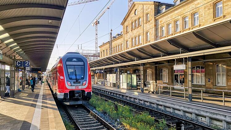 Eisenbahn, Bahn, Zug, Bahnhof, Bahnstrecke, Zugverbindung, Regionalexpress