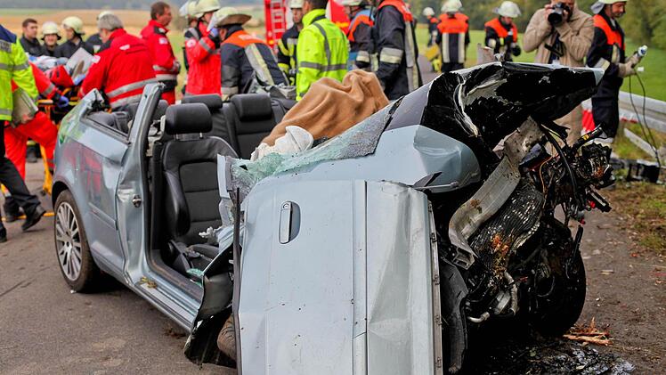 Der Beifahrer starb noch am Unfallort, der Fahrer wurde schwer verletzt. Fotos: News5 / Grundmann