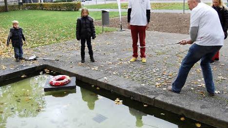 Das VR-Bank-Team auf einer der kuriosesten Bahnen: Das Loch war ein im Brunnen vor dem Alexandrinenbad schwimmender Rettungsring.
