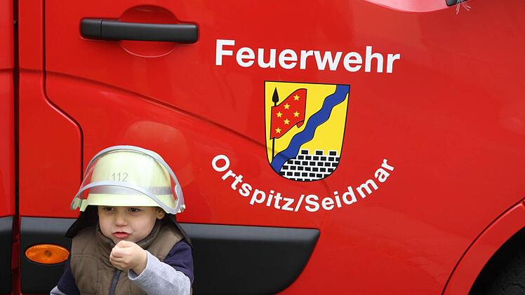 Der kleine Gabriel übt schon mit Begeisterung für seine künftige Aufgabe.   Fotos: Franz Galster