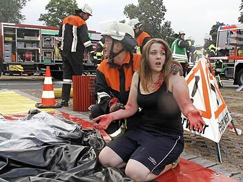 Sina Aue überzeugte mit ihren schauspielerischen Leistungen. Verzweifelte Blicke bei den Rettern, wer den jetzt helfen könne. Fotos: Michael Busch