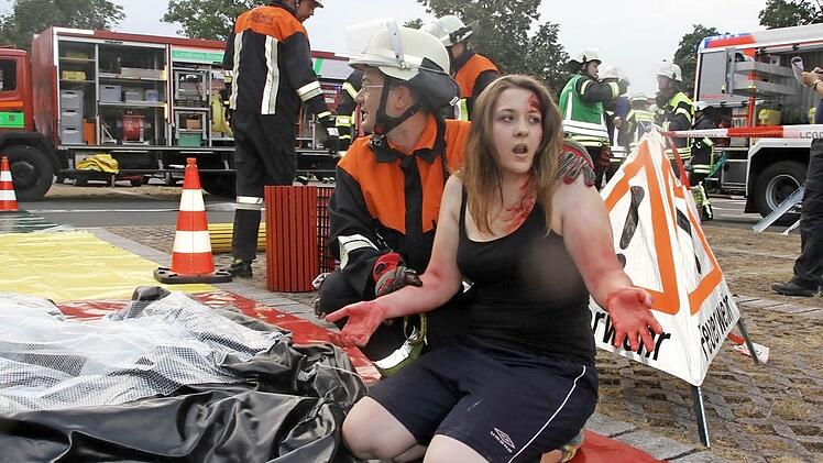 Sina Aue überzeugte mit ihren schauspielerischen Leistungen. Verzweifelte Blicke bei den Rettern, wer den jetzt helfen könne. Fotos: Michael Busch