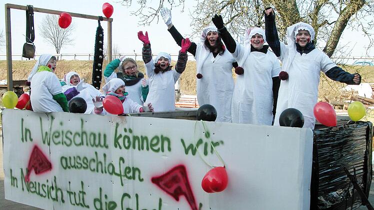 Ausnahmezustand in Weischau: Der einst "kleinste Faschingsumzug" der Welt hat sich längst zu einer echten Konkurrenz für den Coburger Gaudiwurm entwickelt. Foto: Klaus Olezner