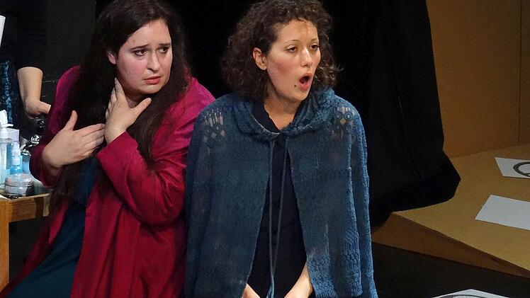 "Norma" am Landestheater Coburg (von links). Celeste Siciliano (Norma) und Ana Cvetkovic-Stojnic (Adalgisa)Foto: Jochen Berger