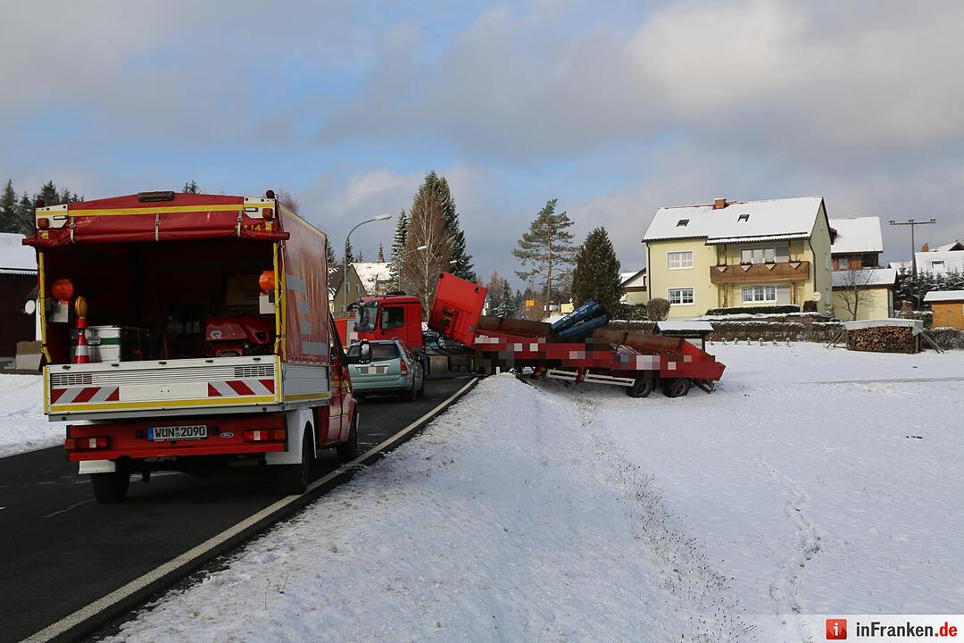Lkw rutscht in Böschung