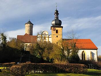 Hoch über dem Main liegt weithin sichtbar das Ensemble von Schloss und Kirche von Strössendorf. Foto: Harald Koch