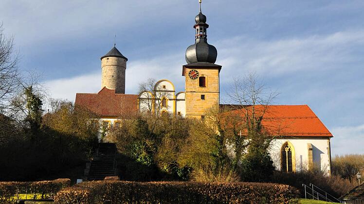 Hoch über dem Main liegt weithin sichtbar das Ensemble von Schloss und Kirche von Strössendorf. Foto: Harald Koch