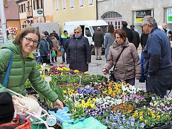 Trotz frostiger Temperaturen war an den Marktständen immer was los.  Foto: Andreas Dorsch