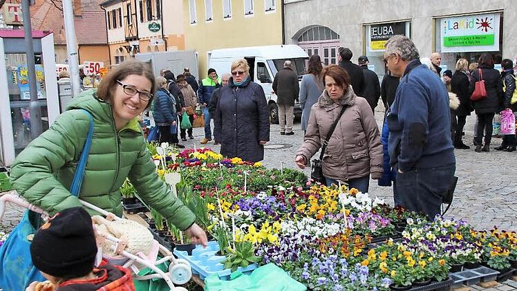 Trotz frostiger Temperaturen war an den Marktständen immer was los.  Foto: Andreas Dorsch
