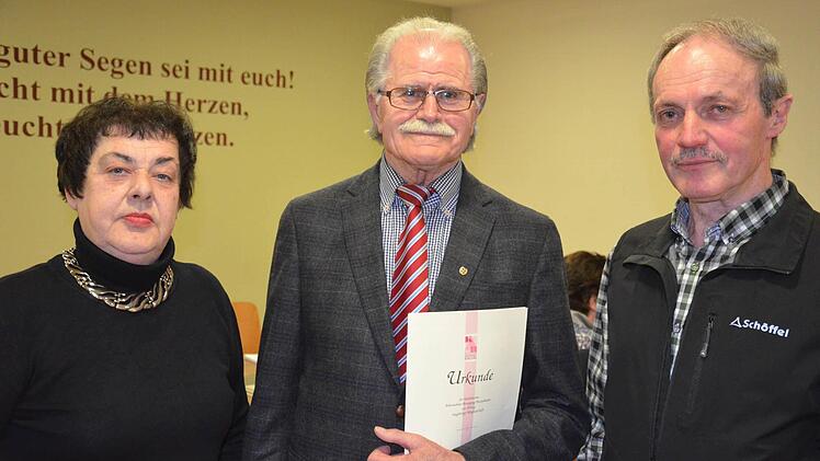 Die Vorsitzende Maria Weidner ehrte Edmund Schmitt (Mitte) für seine Treue zur KAB.  Foto: Jana Keul
