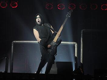 Bassist Bora Öksüz in gewiss bewusst düster-komischer Pose. Foto: Markus Häggberg