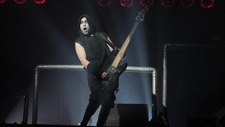 Bassist Bora Öksüz in gewiss bewusst düster-komischer Pose. Foto: Markus Häggberg