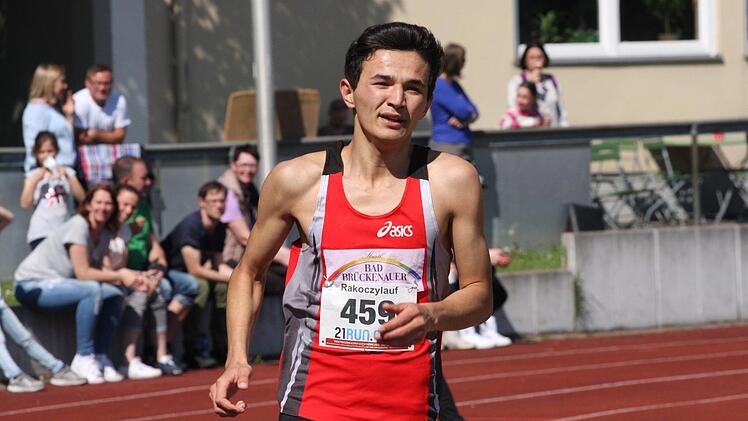 Rezaei Esmat vom TV Bad Brückenau beim Sieg über 1500 Meter der U18 ...