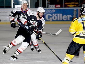 Eine enorm schwere Aufgabe erwartet Michael Babkovic (Mitte), David Franek (dahinter) und ihre Teamkollegen der Haßfurter "Hawks" bereits beim Auswärtsspiel beim VfE Ulm/Neu-Ulm. Auch die Heimpartie gegen "Angstgegner" EHC Straubing wird sicher kein reines Vergnügen.