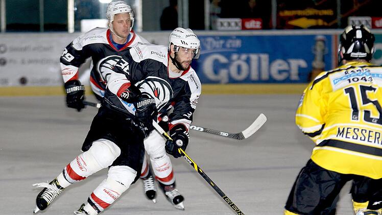 Eine enorm schwere Aufgabe erwartet Michael Babkovic (Mitte), David Franek (dahinter) und ihre Teamkollegen der Haßfurter "Hawks" bereits beim Auswärtsspiel beim VfE Ulm/Neu-Ulm. Auch die Heimpartie gegen "Angstgegner" EHC Straubing wird sicher kein reines Vergnügen.