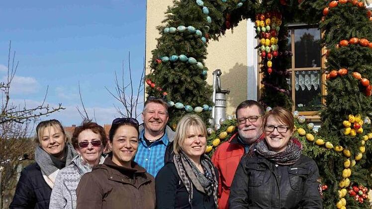 Das Team vor dem Osterbrunnen