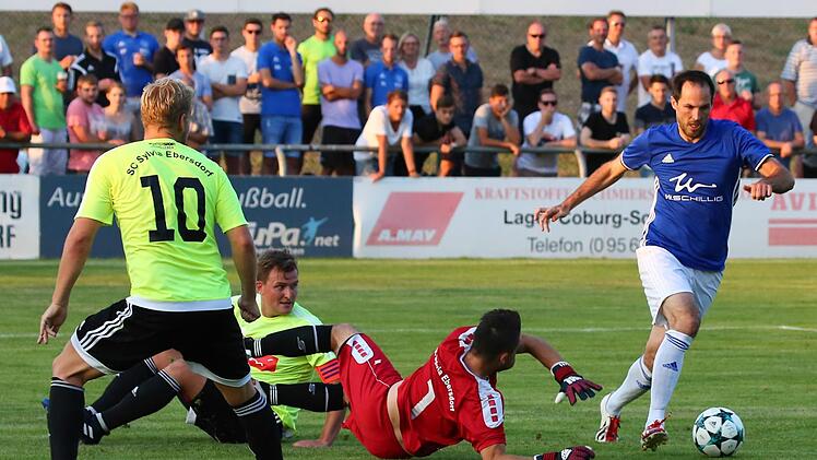 Drei Minuten auf dem Platz: Bastian Renk lässt Tobias Dalke und Janko Weiß aussteigen: 2:1 für den VfL Frohnlach.