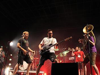 Blasmusik mit Groove und Einfallsreichtum: LaBrassBanda im Staatsbad Brückenau. Foto:Sebastian Schmitt