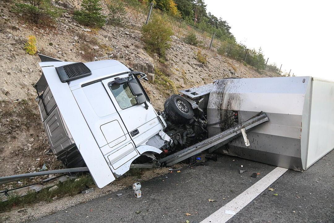 Gegen Felswand gekracht und aus Fahrzeug geschleudert